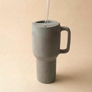 以下が含まれることがあります： 白い文字で「Welcome to our home」と書かれた素朴な木製サイン。 傷んだ仕上がりとシンプルで魅力的なデザインで、玄関の装飾に最適です。