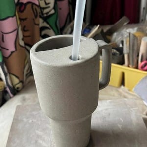 以下が含まれることがあります： クリーム、ライトグレー、ダークグレーの3色の、斑点のあるマット仕上げのセラミックマグのセット。 各マグは、コーヒーや紅茶に最適な、シンプルでミニマリストなデザインです。