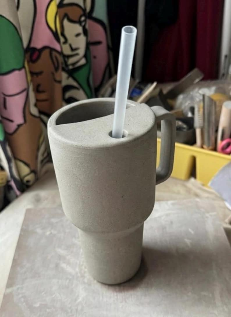 以下が含まれることがあります： クリーム、ライトグレー、ダークグレーの3色の、斑点のあるマット仕上げのセラミックマグのセット。 各マグは、コーヒーや紅茶に最適な、シンプルでミニマリストなデザインです。