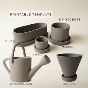 Puede incluir: Juego de tres tazas de cerámica con acabado mate moteado. Las tazas son de color crema, gris claro y gris oscuro. Cada taza tiene un diseño simple y minimalista y un asa redondeada.