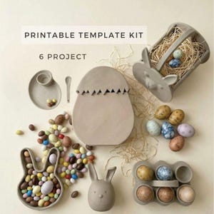 Può includere: Un set di tre tazze in ceramica con finitura opaca e macchiettata. Le tazze sono nei toni del crema, grigio chiaro e grigio scuro. Ogni tazza ha un design semplice e minimalista e un manico arrotondato.