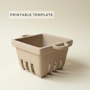 Può includere: Una fioriera quadrata beige con un design a forma di scolapasta. La fioriera ha una forma rettangolare con manici arrotondati su ogni lato. I lati presentano fessure verticali e poggia su piccoli piedini quadrati. Il testo "PRINTABLE TEMPLATE" è in alto.