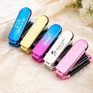 Peut inclure: Cinq brosses à cheveux pliables en bleu, jaune, magenta, argent et rose métallisés. Chaque brosse présente des textes et graphiques blancs personnalisés, incluant les noms Tobias & Tila, Daniel & Emily, Nancy, Sophia's 21st et Jessica.