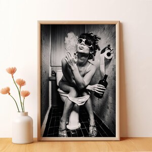 Póster de mujer fumando en el baño, póster divertido para el baño, arte de pared, decoración de la habitación, póster artístico para regalos, impresión en lienzo
