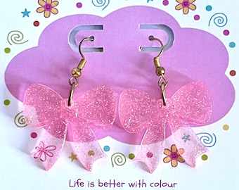 Pendientes colgantes llamativos de resina brillante opaca con lazo rosa / Hechos en Australia / Hipoalergénicos / Accesorio de moda para cualquier ocasión