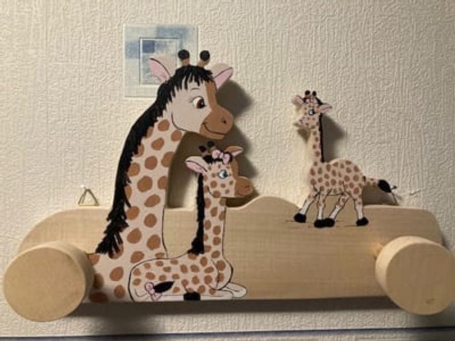 Houten babykledinghanger giraf - Uniek kraamcadeau