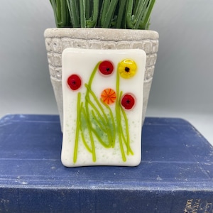 Magneet van gesmolten glas: bloemdessin van zonnebloem, klaproos en zeekoe