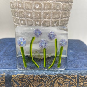 Bloemmagneet van gesmolten glas: ontwerp met paarse hortensia&#39;s