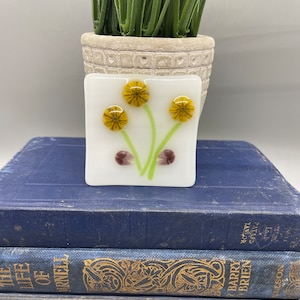 Magneet van gesmolten glas: gele zeekoetbloemen, paarse bladeren