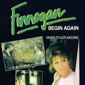 Può includere: Copertina del DVD per il film "Finnegan Begin Again" con Mary Tyler Moore. La copertina presenta una foto di Mary Tyler Moore e foto più piccole di Sam Waterston e Robert Preston.