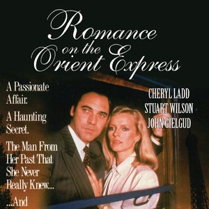 Może przedstawiać: Plakat filmowy do filmu "Romans w Orient Expressie" z Cheryl Ladd, Stuartem Wilsonem i Johnem Gielgudem. Plakat przedstawia parę stojącą w wagonie kolejowym z wieżą Eiffla w tle. Hasło brzmi: "Namiętna miłość. Tajemnica, która nawiedza. Mężczyzna z jej przeszłości, którego nigdy naprawdę nie znała... ...I nigdy nie przestała kochać."