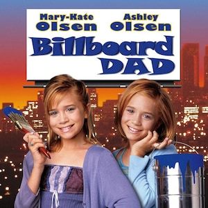 Può includere: Due ragazze giovani, Mary-Kate Olsen e Ashley Olsen, stanno davanti a un cartellone pubblicitario che recita "Billboard Dad". La ragazza a sinistra tiene un pennello e la ragazza a destra tiene un barattolo di vernice blu.