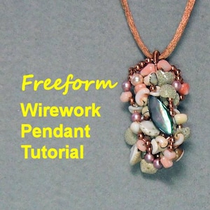Pode incluir: Um tutorial de pingente de arame livre com um pingente envolto em arame de cobre com contas de concha rosa, branca e iridescente.