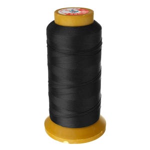 Pode incluir: Um carretel de linha preta. A linha é enrolada em um carretel de madeira amarelo. A parte superior do carretel tem um rótulo circular com texto vermelho e branco. A linha parece ser um material liso e brilhante.
