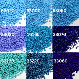 Può includere: Assortimento di perline di semi in varie tonalità di blu, dal blu chiaro al blu scuro. Le perline sono disposte in una griglia, con ogni quadrato che contiene un colore diverso. I numeri 63020, 63000, 63050, 33020, 16165, 33070, 63130, 33220 e 33060 sono stampati sui quadrati.