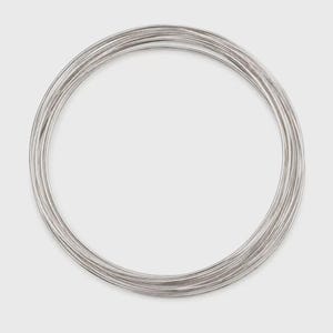 Peut inclure: Un bracelet jonc multi-rangs composé de plusieurs fils métalliques fins et circulaires de couleur argentée, superposés pour former un anneau continu. Le design présente une finition lisse et polie qui reflète la lumière uniformément.