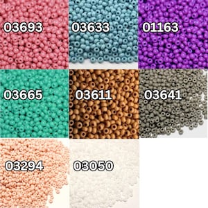 Peut inclure: Un assortiment de petites perles rondes de différentes couleurs, dont rose, turquoise, violet, marron et blanc. Chaque couleur est identifiée par un code numérique. Ces perles sont probablement utilisées pour la création de bijoux ou d'autres travaux manuels.
