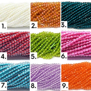 Puede incluir: Nueve filas de cuentas de vidrio de diferentes colores. Las cuentas son pequeñas y redondas con un acabado facetado. Los colores son blanco, naranja, azul verdoso, rojo, verde, rosa, azul, morado y naranja.