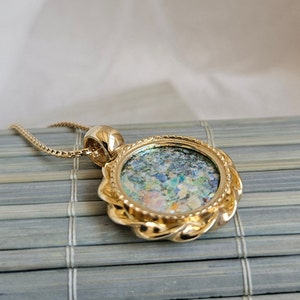 Gold pendant with Roman glass, Roman glass, Ancient jewelry
