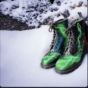 Charm Doc Martens Corre con Lobos imagen 5