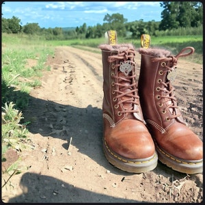 Charm Doc Martens Corre con Lobos imagen 4