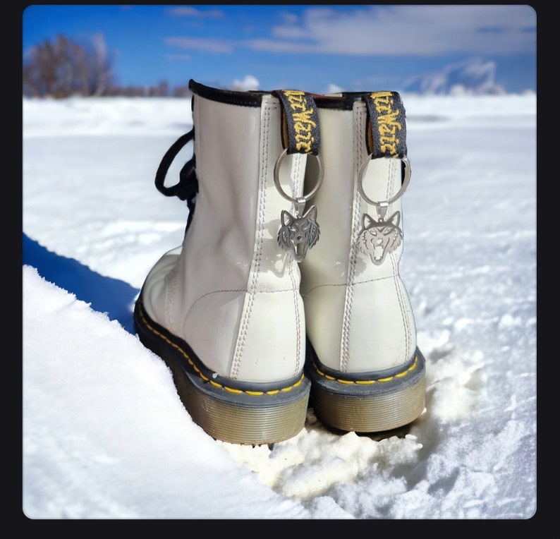 Charm Doc Martens Corre con Lobos imagen 1