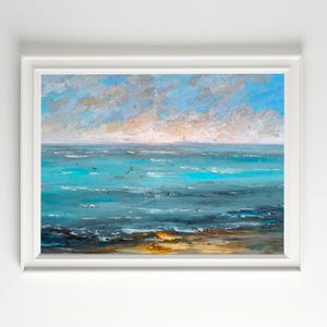 Stampa murale costiera con oceano sereno, paesaggio marino azzurro, decorazione per casa sulla spiaggia in stile boho, dipinto costiero moderno, paesaggio marino calmo