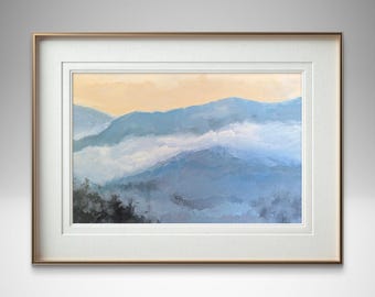 Stampa artistica di montagna all'alba, dipinto di paesaggio, arte murale naturalistica con nebbia blu, opera d'arte dai toni neutri e delicati