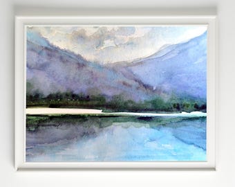 Stampa ad acquerello di un lago di montagna, paesaggio nebbioso, decorazione murale con riflessi sulle montagne blu e natura tranquilla.