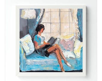 Donna che legge sul divano, accogliente decorazione da parete, scena figurativa leggera, femminile e rilassante.