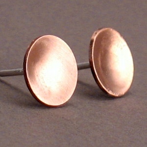 Orecchini a bottone in rame per uomini e donne - Cypria - Dischi di rame bombati da 10 mm su montanti in argento sterling