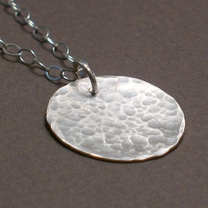 Moon Drop - Colar de disco de prata martelado em corrente de prata esterlina