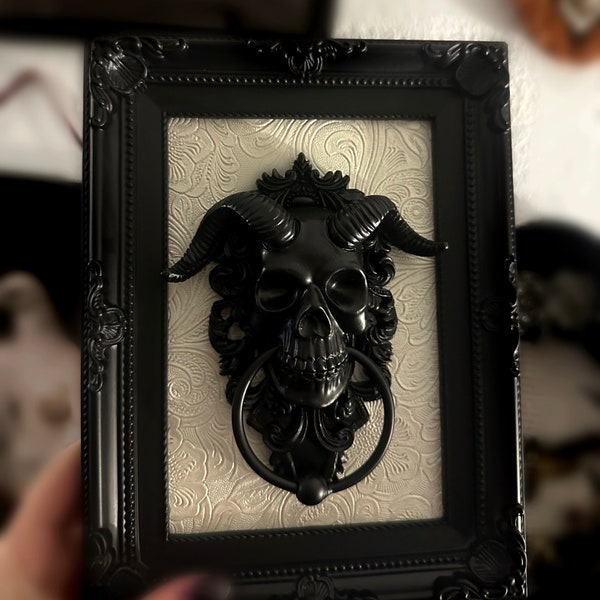 Cadre baroque noir avec crâne et corne de chèvre en laiton // Curiosité Gothic home decor, Faux skull decor, Dark art, Macabre decor