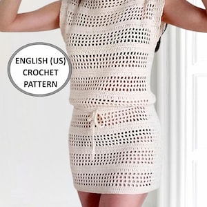 Puede incluir: Un vestido de crochet sin mangas de color crema con cintura con cordón. El vestido presenta un patrón calado horizontal. La imagen incluye el texto "ENGLISH (US) CROCHET PATTERN" en un marco circular. Es un vestido de verano.