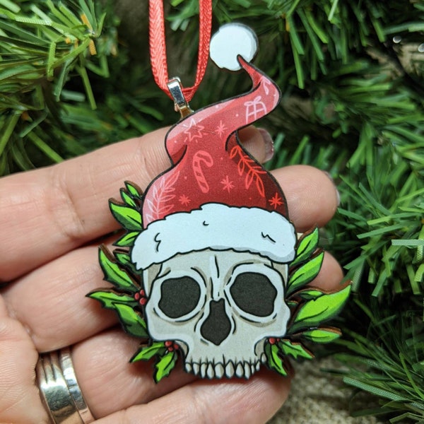 Creepy Christmas Ornament / Skull Ornament / Christmas Gift Tag / Creepy Ornament / Creepy Santa Hat Skull Gift Tag / Laser Cut Wood