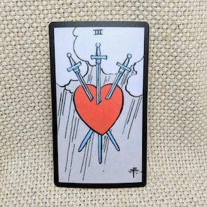 Tres de espadas pegatina / Tarot tarjeta pegatina / vinilo pegatina / tableta pegatina / Vintage Tarot Deck / Phone Sticker / Rider Waite Smith Deck