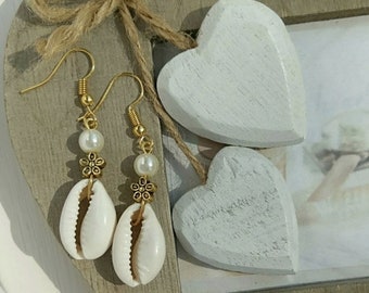 Pendientes colgantes de conchas de cauri, joyería bohemia playera, pendientes de conchas hechos a mano, accesorios veraniegos costeros, pendientes de vacaciones, regalo para ella.