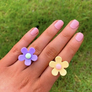Flower ring, adjustable ring, daisy ring, festival jewellery, 90s ring, y2k jewellery, 2000s ring, rainbow rings, cute ring, barbie ring