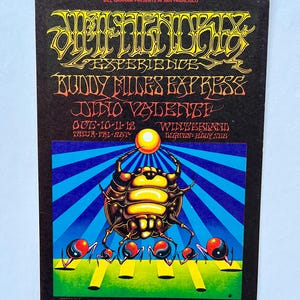 Pode incluir: Um cartaz de concerto preto e branco com um design psicadélico. O cartaz anuncia um concerto com The Electric Flag Experience, Buddy Miles Express, Dino Valente, e a data 10-11-12 de outubro de 1968. O cartaz também inclui a localização Winterland, San Francisco.