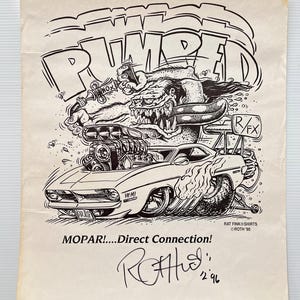 Pode incluir: Ilustração em preto e branco de um carro hot rod com um personagem monstro. A palavra "PUMPED" está no topo. O carro tem a palavra "HEMI" na frente. Assinado por Roth '96. "MOPAR!...Direct Connection!" está escrito abaixo.