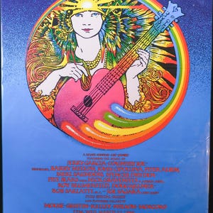 Pode incluir: Um cartaz de concerto vintage com uma ilustração psicadélica de uma mulher tocando guitarra. O cartaz anuncia um concerto de Jerry Garcia e Country Joe com uma lista de músicos incluindo Barry Melton, John Cipollina, Peter Albin, e mais. O concerto está agendado para 22 de março de 1979 no Gift Center Pavilion em São Francisco.