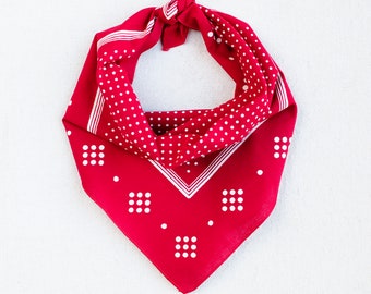 Rotes Polka Dot Bandana, Unisex, Made in USA, handbedruckt, Baumwollhalstuch, Rotes Halstuch, 100% Baumwolle