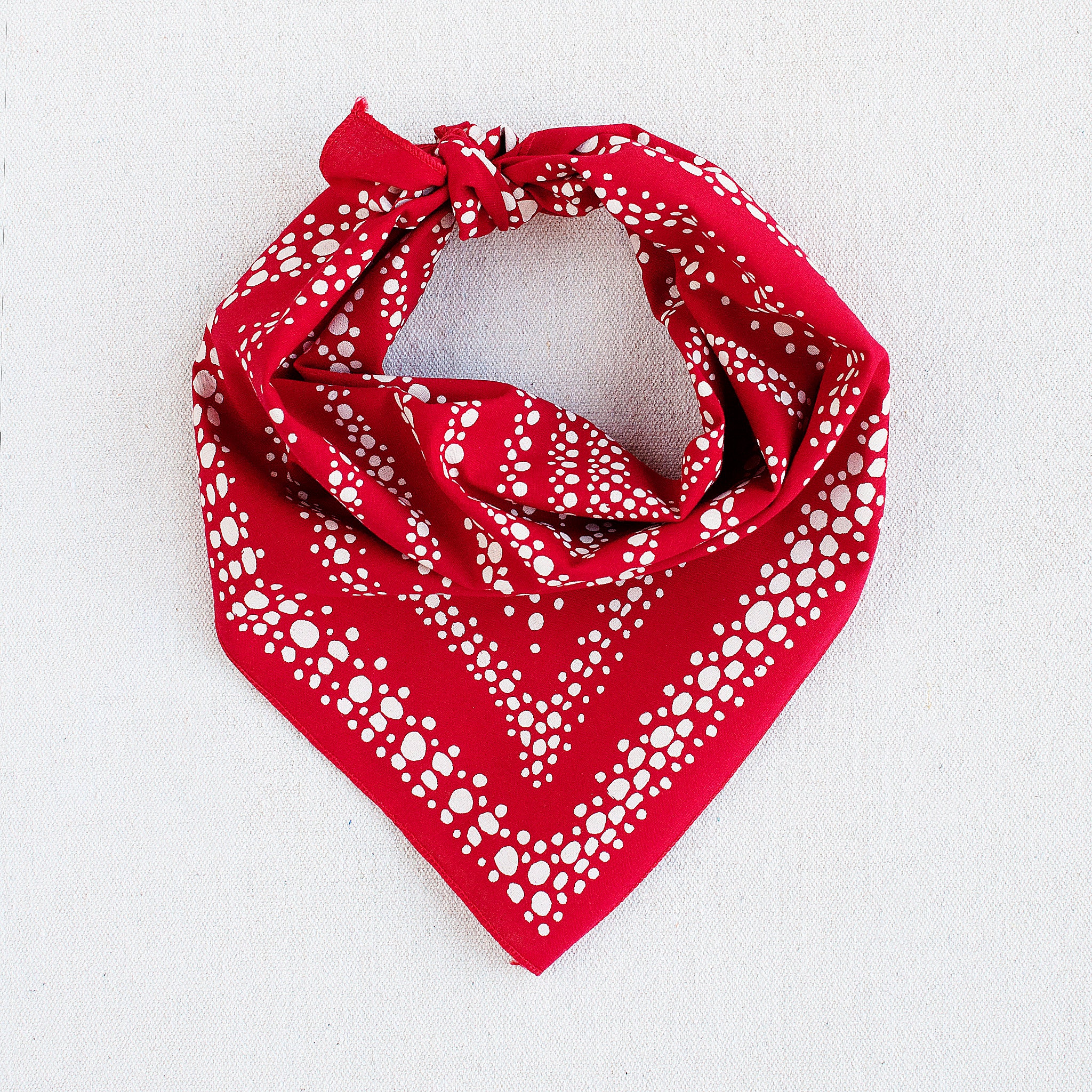 Bandana rouge, sérigraphié à la main, design bandana classique