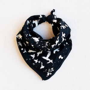 Regalo para amantes de las aves, pañuelos negros para mujeres y hombres, fabricados en EE. UU., tela estampada a mano, bufanda de algodón unisex