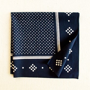Pañuelo azul estampado a mano, lunares azul marino y blancos, cuadrado de algodón, unisex, para hombre y mujer, fabricado en EE. UU.