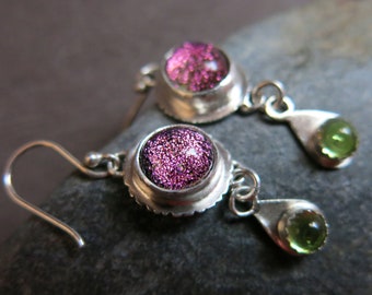 Pendientes de peridoto y vidrio dicroico verde rosa, bonitos pendientes de lágrima magenta y lima, regalo para ella, plata de ley, vidrio, piedras preciosas