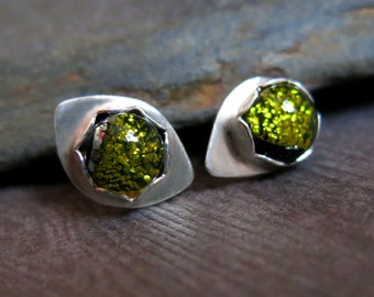 Pendientes de poste de vidrio dicroico verde lima ácido amarillo, pendientes de poste brillante, pendientes de perno unisex, pendientes de perno asimétricos, vidrio brillante