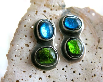 Pendientes de vidrio dicroico verde lima azul, tachuelas de postes de vidrio brillantes de colores del océano marino, regalo para ella, pendientes de poste de plata de ley