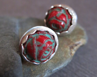 Pendientes de bisel de ley de cabujón de vidrio rosa vintage, pendientes de poste de flores dimensionales moldeados de color verde rojo, regalo de jardinero florista para ella