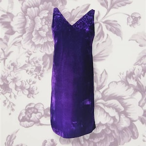 Mini abito da cocktail damascato viola floccato in velluto Simon Massey VINTAGE anni '60 / Stile anni '30, piccolo, Janice Wainwright Swinging London